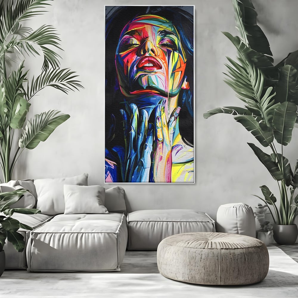 Tablou canvas cu tablou canvas cu femeie stilizata, in rama de aluminiu argintiu, pe perete intr-un living